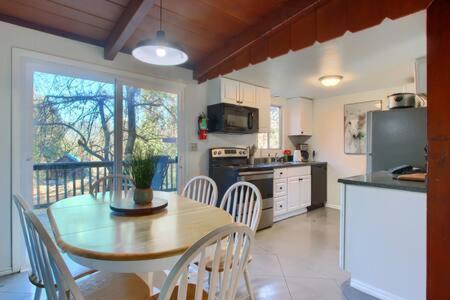 Blue Door Cottage 12 Miles To Yosemite Bbq Окхерст Экстерьер фото